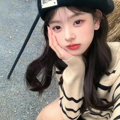 滑板车男孩